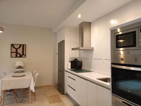 Kitchen or kitchenette, Dining area, oven, stove