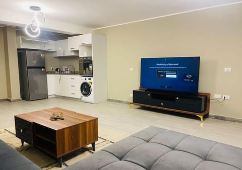 Communal lounge/ TV room, TV and multimedia, Kitchen or kitchenette, Living room, Seating area, Dining area, Evening entertainment, oven, washing machine