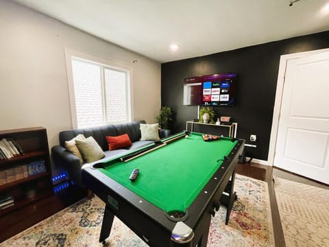 Duplex apt - Dining - 80in Projector - Pool Table Appartamento in Bayonne