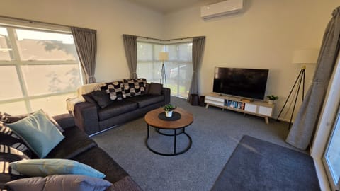 TV and multimedia, Living room, Seating area, air conditioner