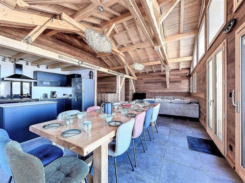 Chalet de luxe près des pistes avec spa, sauna et parking - FR-1-267-303 Chalet in Villarembert