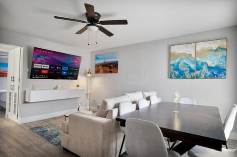 Spacious 2BR Getaway with Pool & Free Parking Apartment in Scottsdale