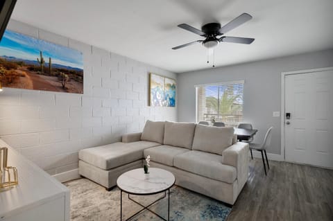 Spacious 2BR Getaway with Pool & Free Parking Apartment in Scottsdale