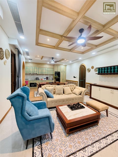 Kitchen or kitchenette, Living room, Seating area, air conditioner