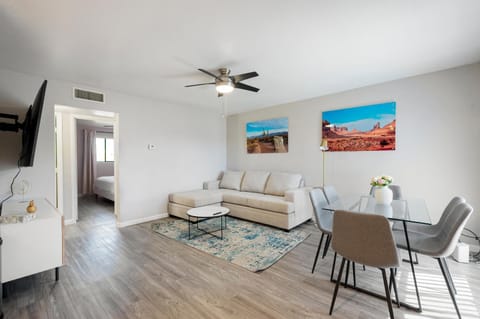 Modern 2BR Escape with Pool & Free Parking Apartment in Mesa