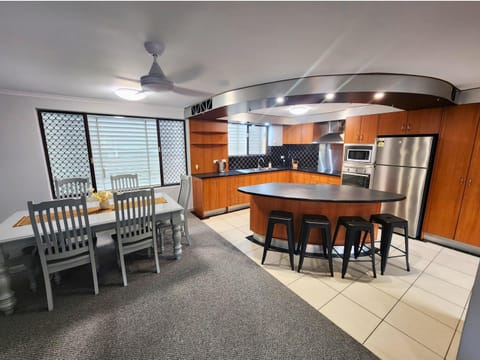 Kitchen or kitchenette, Dining area, oven, stove