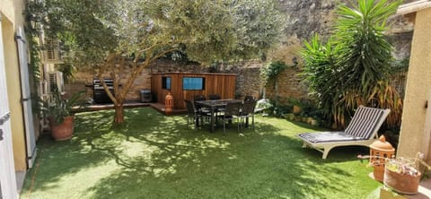 Patio, Day, Garden, Dining area, Garden view, sunbed