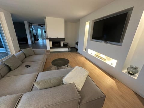 Communal lounge/ TV room, TV and multimedia, Living room, Seating area, Evening entertainment