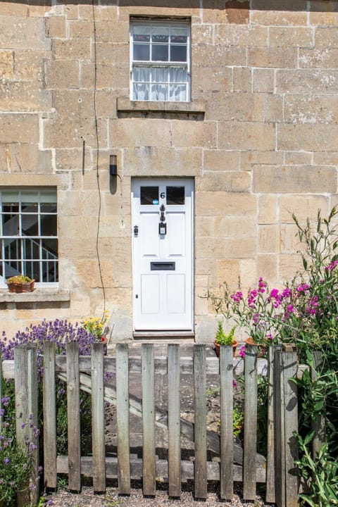 Fabulous canal side home walking distance to Bath House in Bath