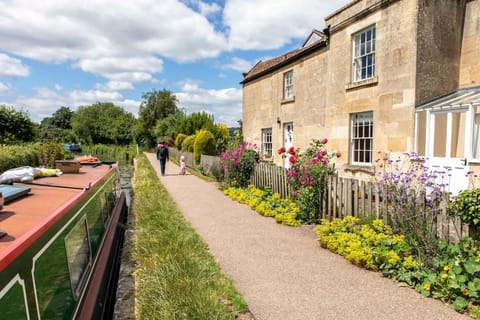 Fabulous canal side home walking distance to Bath House in Bath