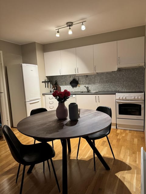 Kitchen or kitchenette, Dining area, dishwasher