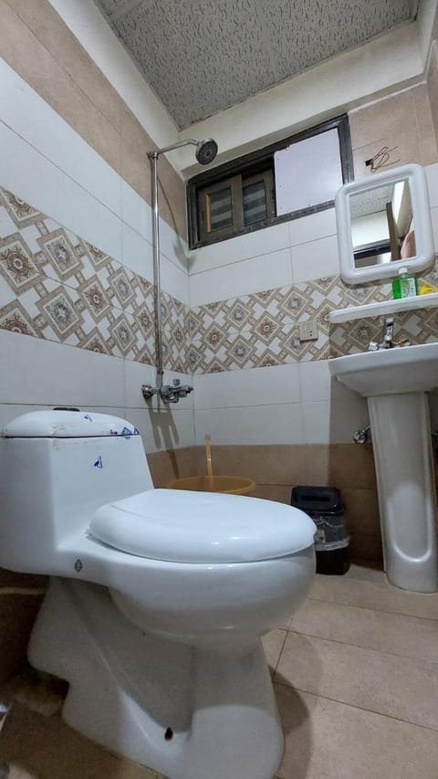 Luxurious Entire 2 Airconditioned Bedrooms Attached Bathroom Hot and Cold Water lines Lounge Sitting Area Smart Led TV Kitchen Stove Micro wave Refrigerator Apartment in Karachi