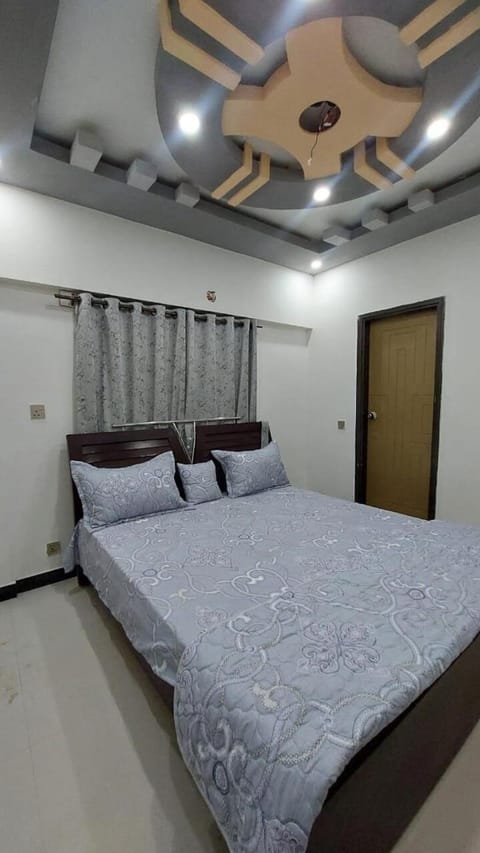 Luxurious Entire 2 Airconditioned Bedrooms Attached Bathroom Hot and Cold Water lines Lounge Sitting Area Smart Led TV Kitchen Stove Micro wave Refrigerator Apartment in Karachi