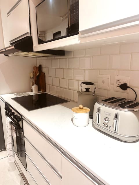 Coffee/tea facilities, Kitchen or kitchenette, stove, toaster