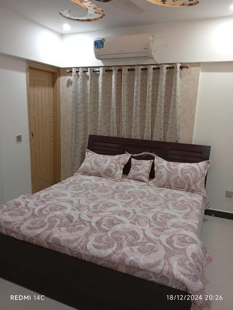 Spacious Luxurious Entire 2 Airconditioned Bedrooms Attached Bathroom Hot and Cold Water lines Lounge Sitting Area Smart Led TV Kitchen Stove Micro wave Refrigerator Apartment in Karachi