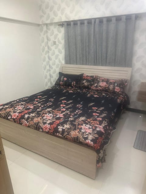 Spacious Luxurious Entire 2 Airconditioned Bedrooms Attached Bathroom Hot and Cold Water lines Lounge Sitting Area Smart Led TV Kitchen Stove Micro wave Refrigerator Apartment in Karachi