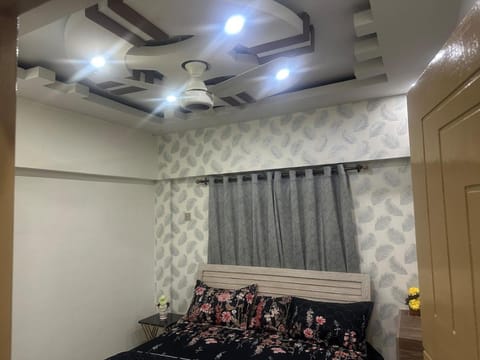 Spacious Luxurious Entire 2 Airconditioned Bedrooms Attached Bathroom Hot and Cold Water lines Lounge Sitting Area Smart Led TV Kitchen Stove Micro wave Refrigerator Apartment in Karachi