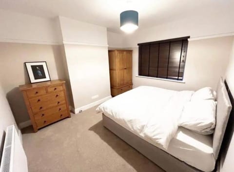 Leigh Broadway- Cosy- 2 Bed-Apartment-Garden Apartment in Southend-on-Sea