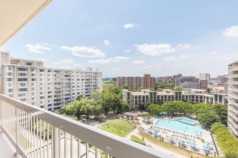 Luxury 3 Bedroom Retreat in Arlington Apartment in Crystal City