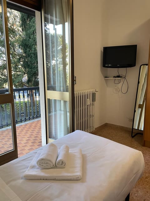 Bed, TV and multimedia, Balcony/Terrace, Photo of the whole room, Bedroom, towels