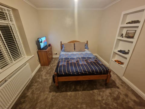 Bed, TV and multimedia, Bedroom