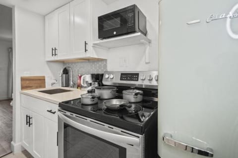 Modern 1B Studio Escape - King Bed, Pool, Parking Apartment in Tempe