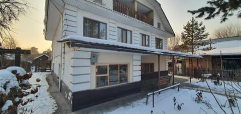 Дом 3 уровня с участком 8 соток House in Almaty