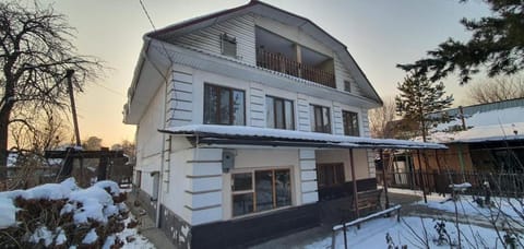 Дом 3 уровня с участком 8 соток House in Almaty