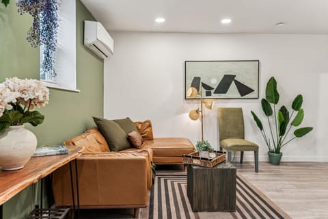 Cozy Modern Retreat, Central 2-Bed with Fireplace, WIFI Apartment in Philadelphia