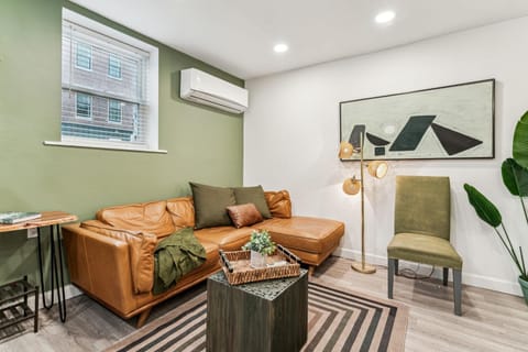 Cozy Modern Retreat, Central 2-Bed with Fireplace, WIFI Apartment in Philadelphia