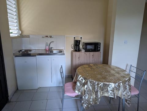 Kitchen or kitchenette, Dining area, stove