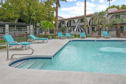 Modern Scottsdale Haven with King Bed, Pool & Parking Apartment in Tempe