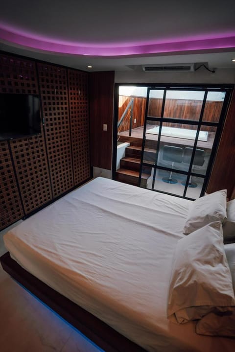 Bed, TV and multimedia, Photo of the whole room, Decorative detail, Bedroom