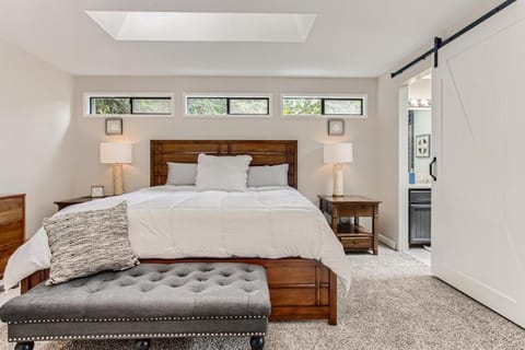 Spacious 4-bedroom home with outdoor deck House in Clackamas County