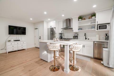 Less Than 1 Mi to Downtown Modern Menlo Park Oasis Apartment in Atherton