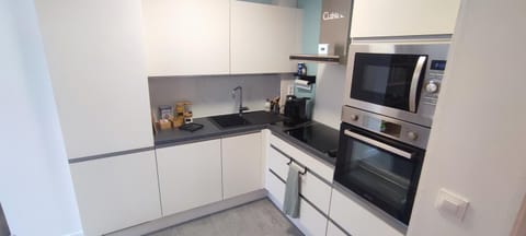 Coffee/tea facilities, Kitchen or kitchenette, dishwasher, microwave, oven, stove