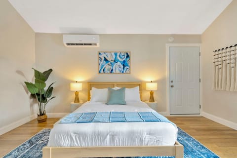 Bed, Photo of the whole room, Bedroom, air conditioner