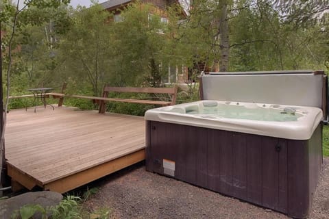 SO AWeSOME CABIN HotTub Nr Brundage Euro Feel House in McCall