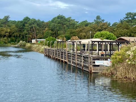 Un toit sur le bassin les viviers Campground/ 
RV Resort in Lege-Cap-Ferret