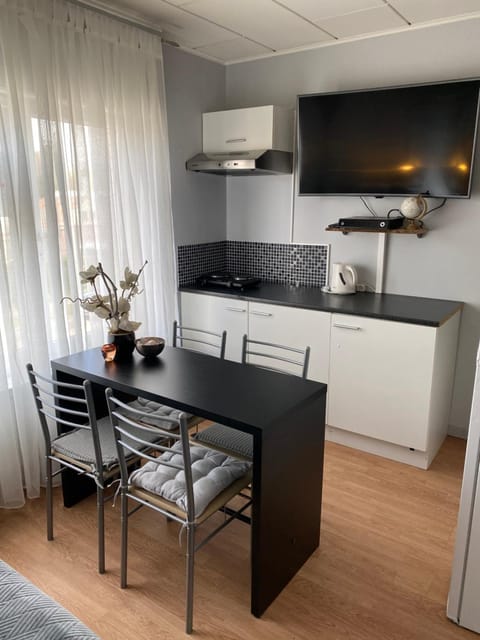 Kitchen or kitchenette, Dining area, Bedroom