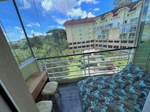 Lindo apto com varanda, vista maravilhosa e lareira Apartment in Campos do Jordão