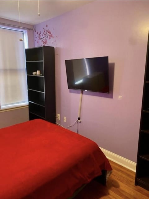 Bed, TV and multimedia, Bedroom