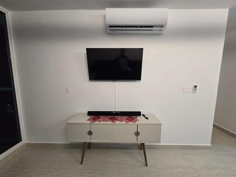 Communal lounge/ TV room, TV and multimedia, Evening entertainment, air conditioner