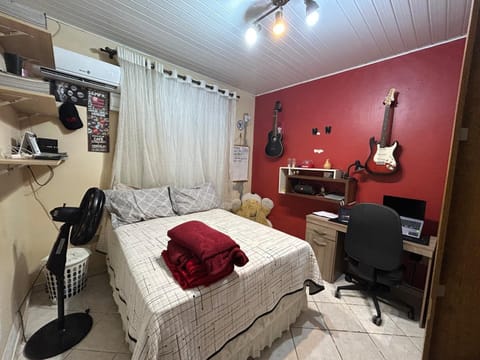 Bed, TV and multimedia, Photo of the whole room, Bedroom, towels, air conditioner