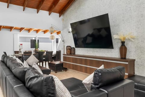 TV and multimedia, Living room, Seating area, Evening entertainment