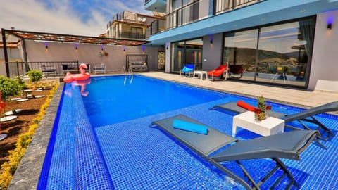 Property building, Patio, Day, Other, Pool view, Swimming pool, sunbed