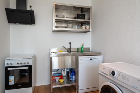 Kitchen or kitchenette, dishwasher, oven