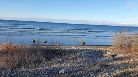 Kustnära hus med utsikt över havet och karlsöarna House in Gotland County, Sweden