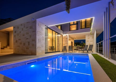 Swimming pool, air conditioner