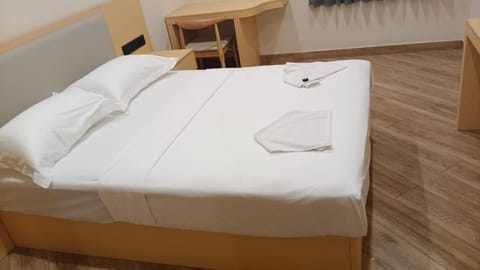 Bed, towels